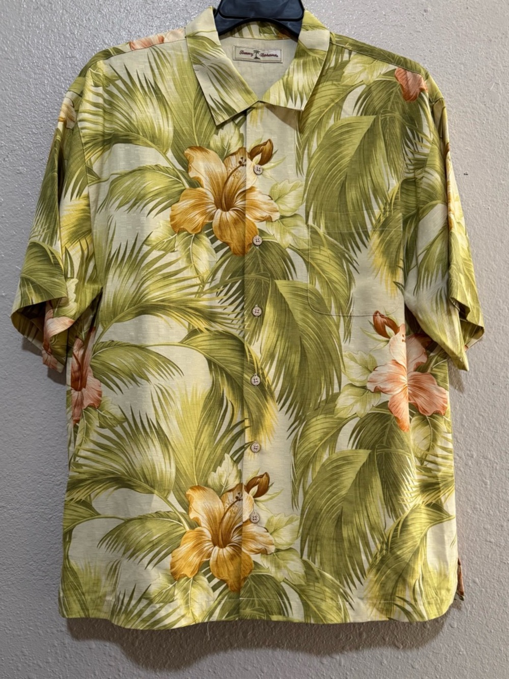 100% Silk Tommy Bahama M L  SS  Tropical Hawaiian Button Shirt Beach Camp Vacay